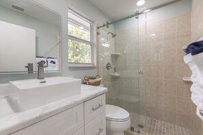 Douche, serviettes fournies