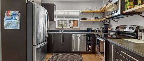 Kühlschrank, Mikrowelle, Ofen, Herdplatte