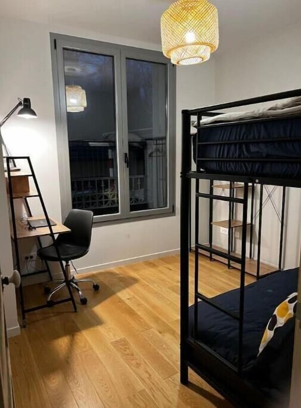 3 bedrooms, iron/ironing board, WiFi, bed sheets
