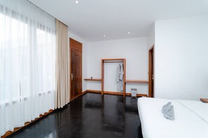 Family Room | Egyptian cotton sheets, premium bedding, memory foam beds, desk - UMA Residence (Siem Reap)