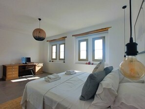 4 室のベッドルーム、デスク、アイロン / アイロン台、旅行用ベビーベッド