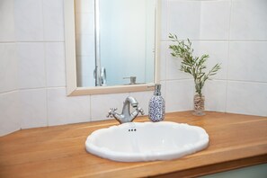 Baignoire à jets, sèche-cheveux, serviettes fournies, savon