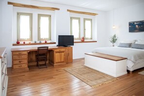 4 chambres, bureau, fer et planche à repasser, lit parapluie