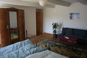 2 bedrooms, WiFi, bed sheets