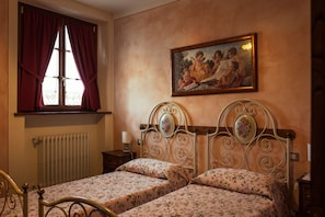 2 chambres, coffre-fort, bureau, fer et planche à repasser