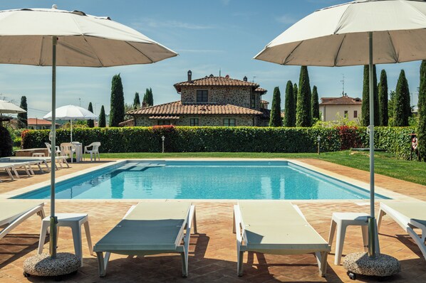 حمّام سباحة خارجي