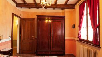 2 Schlafzimmer, Zimmersafe, Schreibtisch, Bügeleisen/Bügelbrett