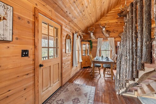 TRAILS & TRANQUILITY - Cozy Cabin on 30 Acres