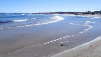 บนชายหาด, ทรายสีขาว