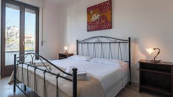 2 sovrum, allergitestade sängkläder och värdeförvaringsskåp på rummet