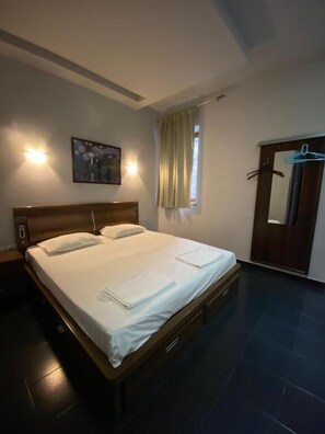 スタンダード ダブルルーム | ノートパソコン用作業スペース、遮光カーテン、アイロン / アイロン台、WiFi (無料)