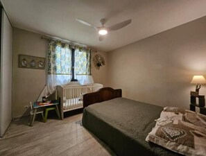 3 quartos, escrivaninha, ferros/tábuas de passar roupa, berço de viagem