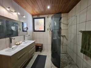 Secador de cabelo, toalhas de banho, sabonete, papel higiênico