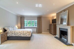 5 bedrooms, iron/ironing board, travel crib, WiFi - Luxurious Family Getaway in Beaconsfield (Buckinghamshire)