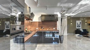 Una cocina moderna con una isla central, electrodomésticos integrados y un diseño elegante.