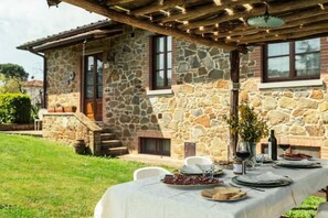 Outdoor dining - House with Private Pool and Garden in Tuscany (Santa Maria)