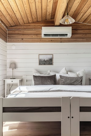 3 bedrooms, desk, iron/ironing board, free WiFi