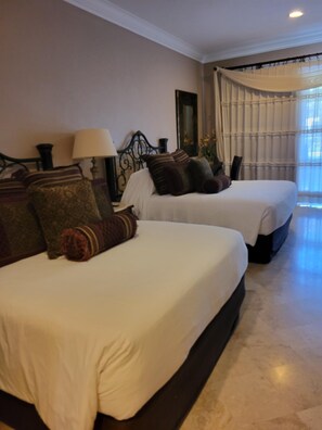 2 bedrooms, desk, iron/ironing board, Internet