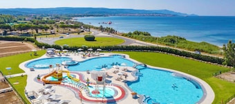 Mobile home with pool for 6 people