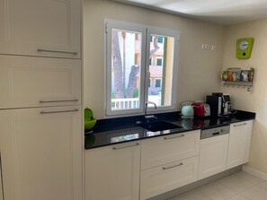 Microones, forn, placa de cuina i rentaplats