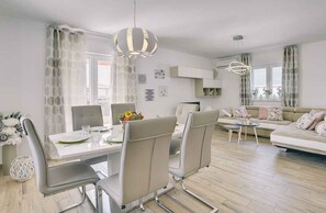 Dining - Holiday home mit Terrasse und Pool (Pula)