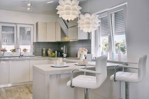 Fridge, microwave, oven, stovetop - Holiday home mit Terrasse und Pool (Pula)