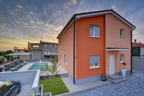 Exterior - Holiday home mit Terrasse und Pool (Pula)