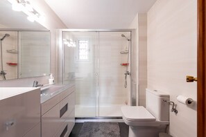 Doccia, asciugacapelli, asciugamani, sapone