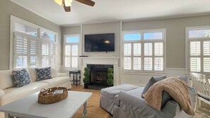 Televisie en een open haard