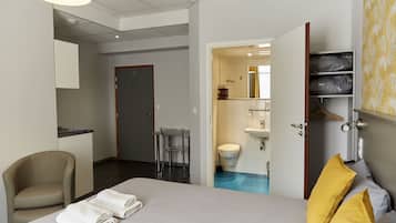 Desk, soundproofing, free WiFi, bed sheets