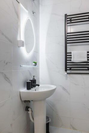 Standard Room | Bathroom