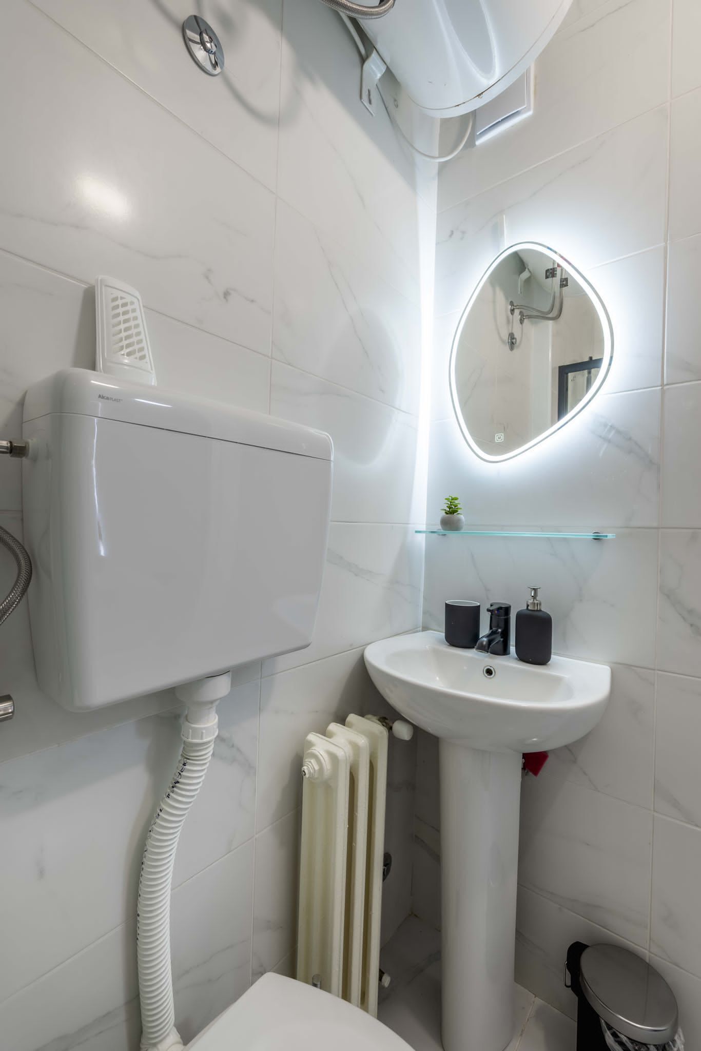 Uma casa de banho moderna com sanita, bidé e lavatório.