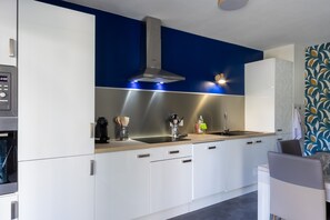 Kjøleskap, mikrobølgeovn, ovn og oppvaskmaskin