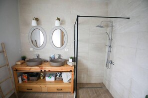 House | 3 bedrooms, desk, Internet