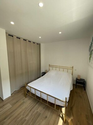 1 chambre, lit parapluie, Wi-Fi gratuit, draps fournis