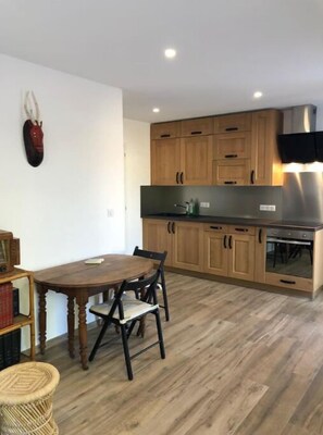 Fridge, microwave, oven, stovetop - Superbe T2 Neuf à Carry le Rouet Avec Toit Terrasse Privatif (Carry-le-Rouet)