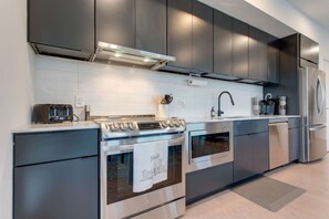 Fridge, microwave, oven, stovetop - River Escape - Amazing Views Free Parking Walk to Broadway and Bridgestone Area Elevator Stunning Condo (Nashville)