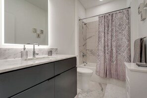 Eco-friendly toiletries, hair dryer - River Escape - Amazing Views Free Parking Walk to Broadway and Bridgestone Area Elevator Stunning Condo (Nashville)