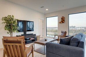 TV - River Escape - Amazing Views Free Parking Walk to Broadway and Bridgestone Area Elevator Stunning Condo (Nashville)