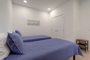 3 bedrooms, desk, iron/ironing board, WiFi - River Escape - Amazing Views Free Parking Walk to Broadway and Bridgestone Area Elevator Stunning Condo (Nashville)