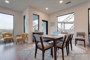 Dining - River Escape - Amazing Views Free Parking Walk to Broadway and Bridgestone Area Elevator Stunning Condo (Nashville)