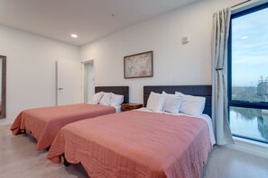 3 bedrooms, desk, iron/ironing board, WiFi - River Escape - Amazing Views Free Parking Walk to Broadway and Bridgestone Area Elevator Stunning Condo (Nashville)