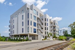 Exterior - River Escape - Amazing Views Free Parking Walk to Broadway and Bridgestone Area Elevator Stunning Condo (Nashville)