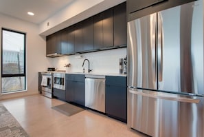 Réfrigérateur, micro-ondes, four, plaque de cuisson