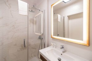 Ducha, secador de pelo, shampoo