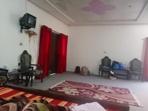Soundproofing, iron/ironing board, free WiFi - Toli Peer Guest House (Ali Sojal)
