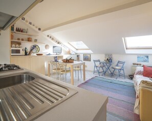 Großer Kühlschrank, Ofen, Herdplatte, Kochgeschirr/Geschirr/Besteck