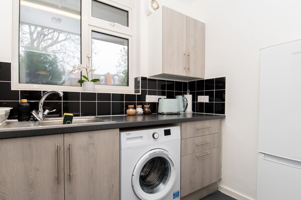 Private kitchen - Stunning 1-bed Entire Apartment in Teddington (Teddington)