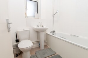 Apartment | Badezimmer | Duschwanne, Komfortbadewanne, Haartrockner, Handtücher