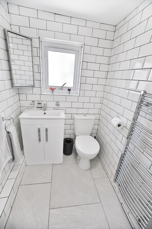 Leilighet | Bad | Dusj, hårføner, håndklær og såpe